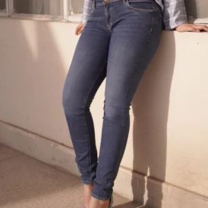 Image of Plain High Waist Dark Wash Skinny Jeans - Classic denim skinny jeans in a versatile dark wash, perfect for effortless style and comfort.