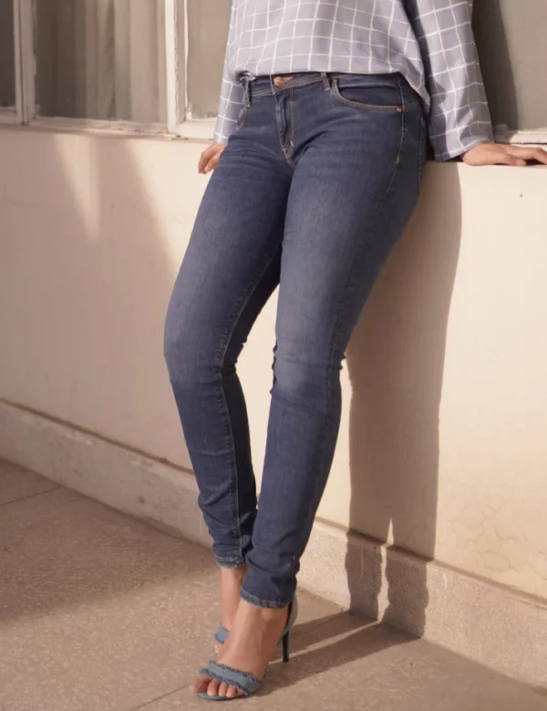 Image of Plain High Waist Dark Wash Skinny Jeans - Classic denim skinny jeans in a versatile dark wash, perfect for effortless style and comfort.